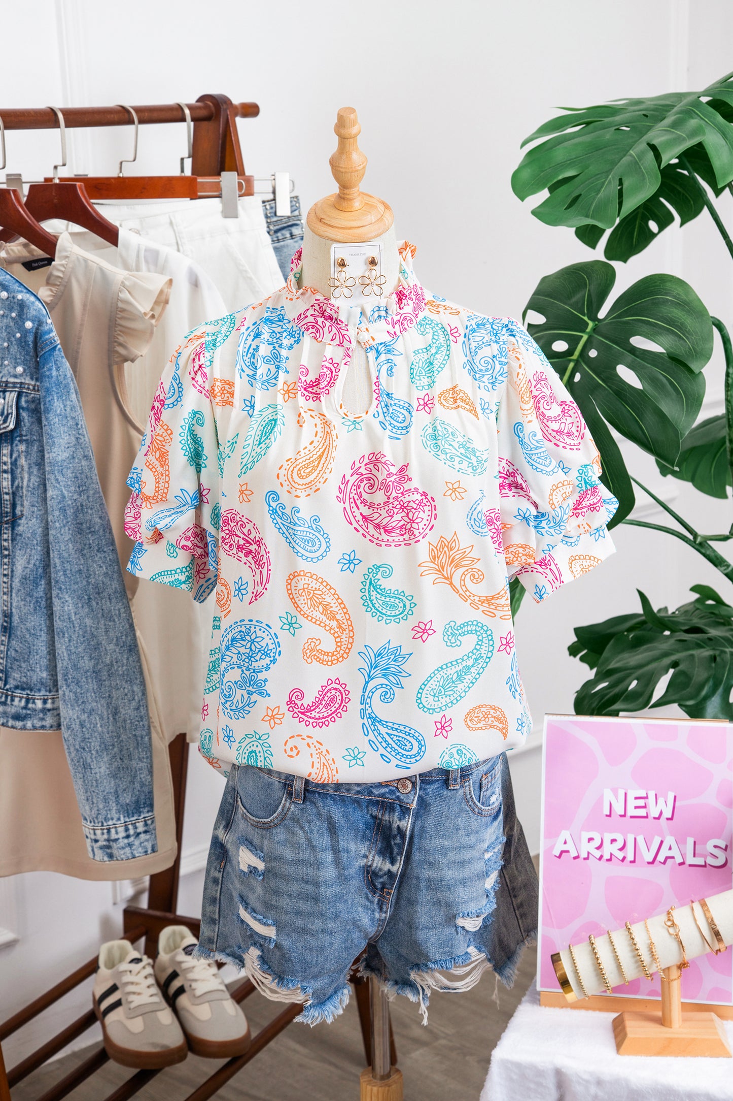 Blusa con estampado cachemira vibrante multicolor, ojales de botón y mangas abullonadas