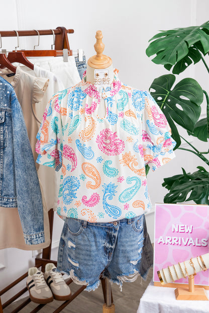 Blusa con estampado cachemira vibrante multicolor, ojales de botón y mangas abullonadas