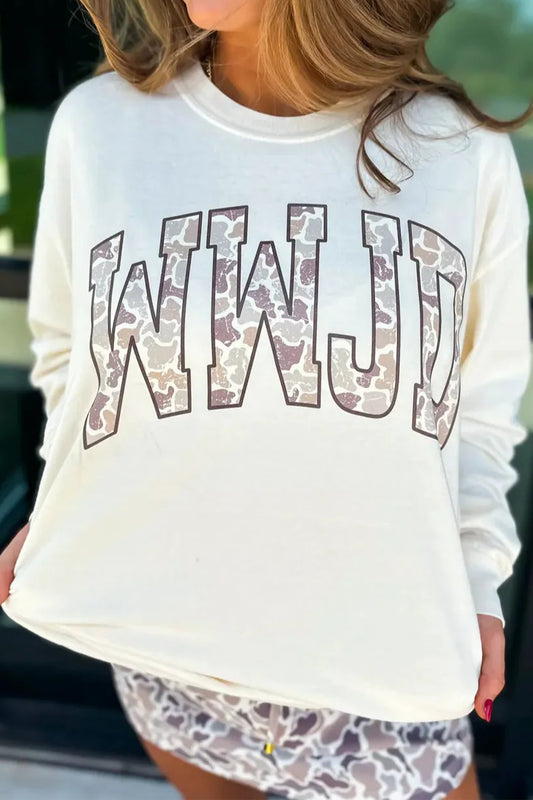 Top de manga larga blanco con estampado de letras "WWJD" de camuflaje