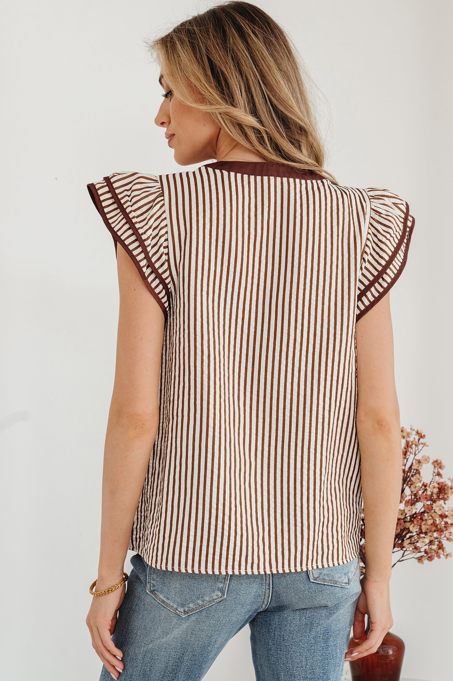 Blusa de manga corta con volantes dobles, cuello en V y rayas caqui