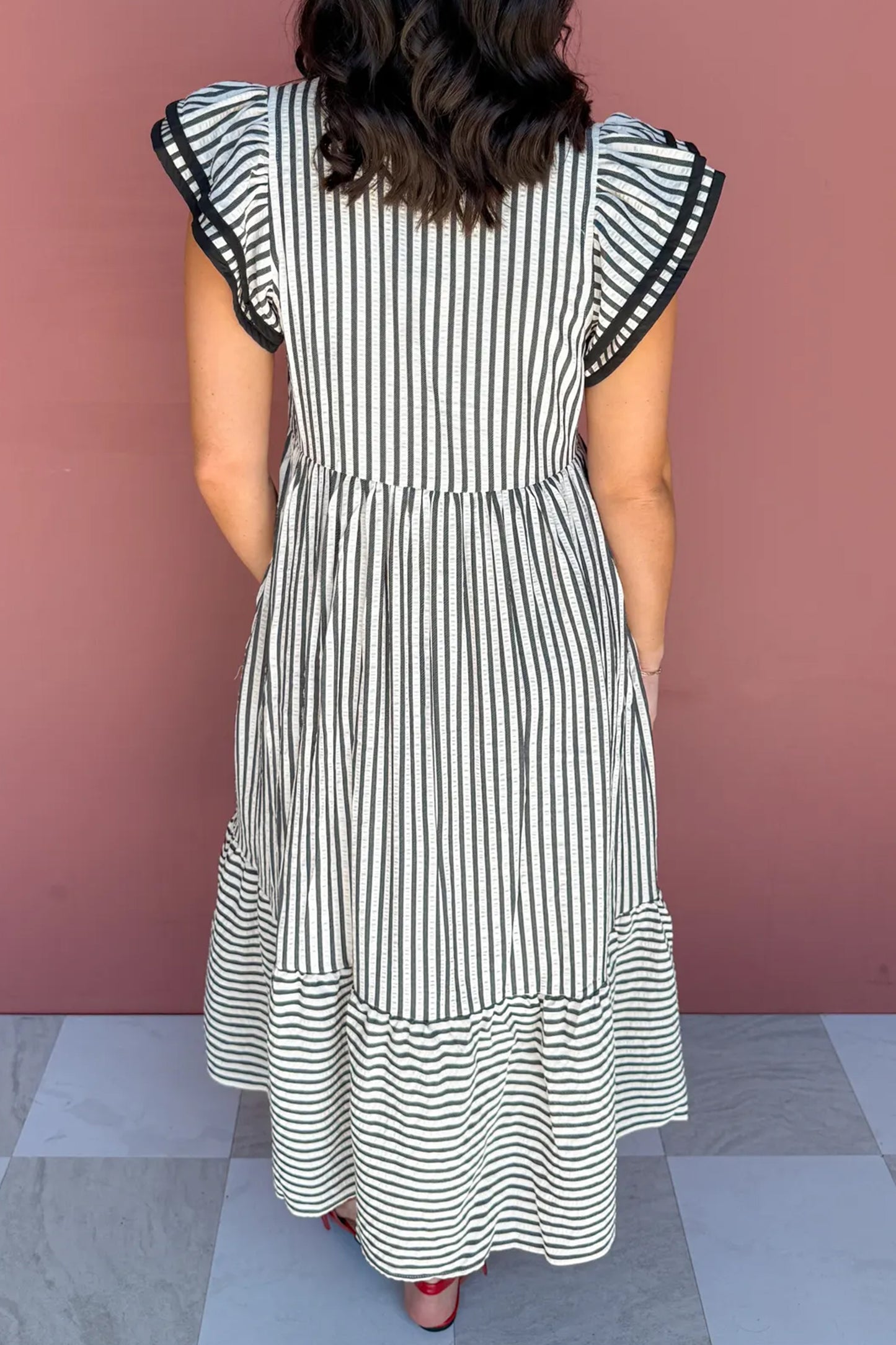 Vestido Maxi Negro Tallas Grandes con Abertura en V, Volantes y Mangas de Capas