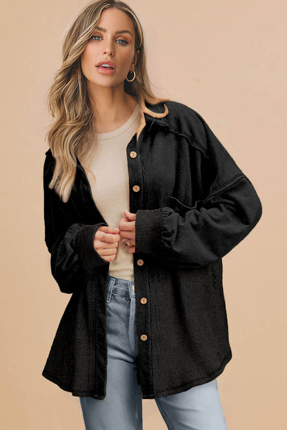 Chaqueta holgada de punto waffle negra con retazos y costuras expuestas