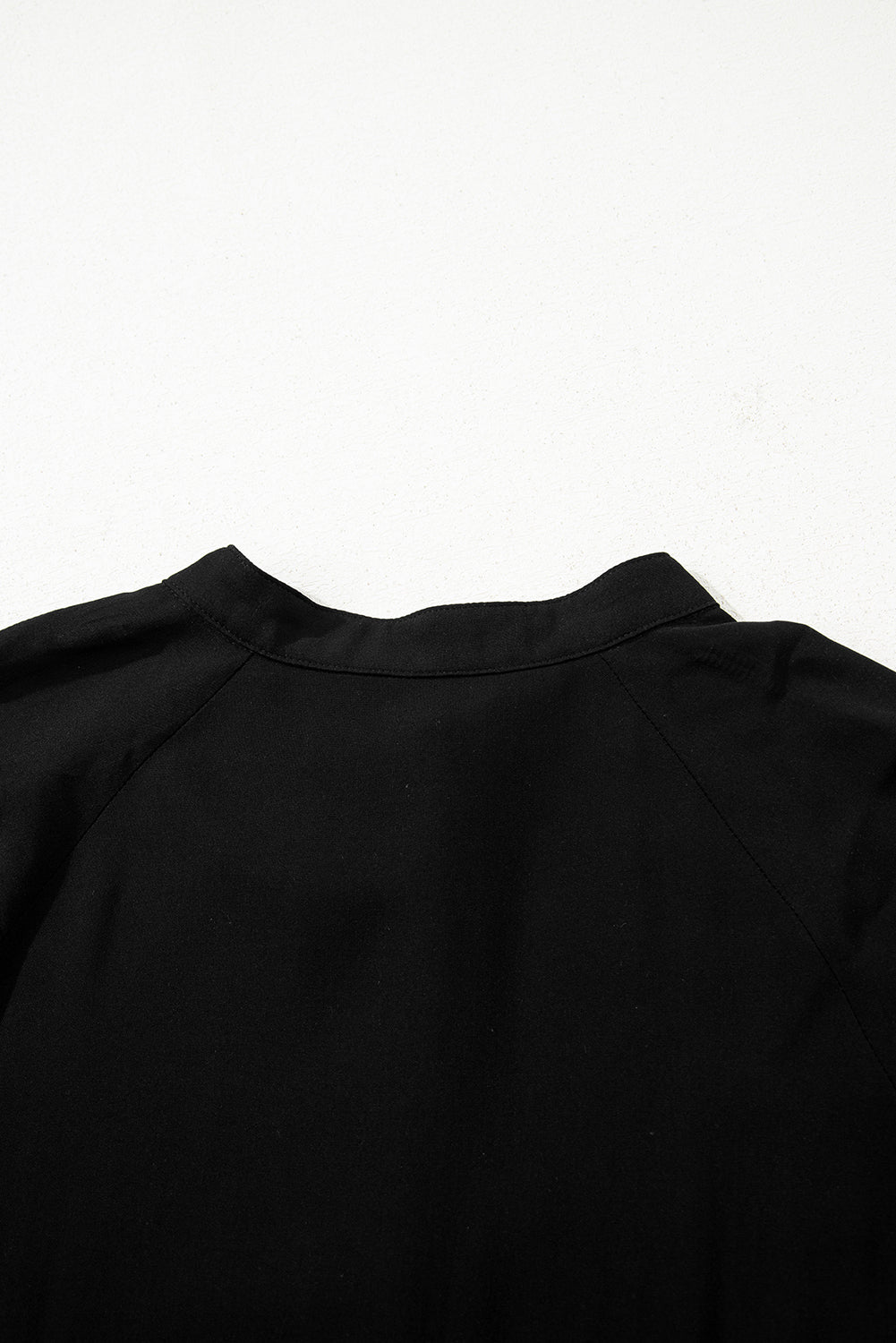 Vestido largo acampanado con volantes escalonados, manga corta y botones ocultos negros