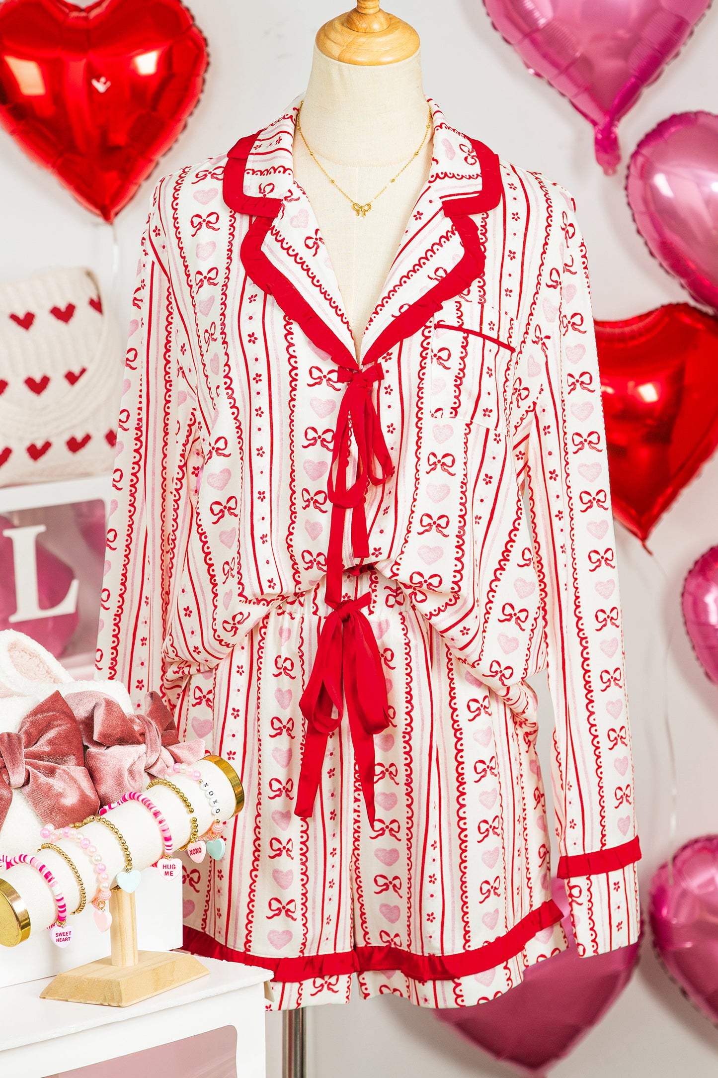 Conjunto de pijama de camisa de manga larga y pantalón corto con estampado de corazón floral dulce rojo y ribete en contraste