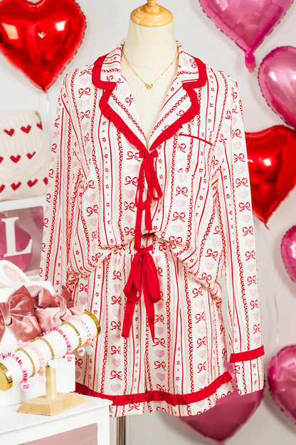 Conjunto de pijama de camisa de manga larga y pantalón corto con estampado de corazón floral dulce rojo y ribete en contraste