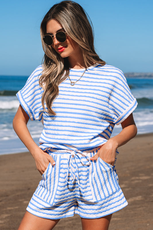 Conjunto de top de manga corta de punto a rayas azul cielo y shorts con cordón