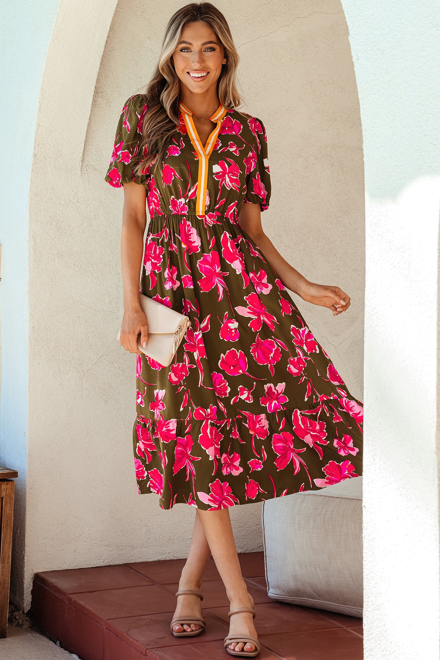 Vestido largo con estampado floral verde, ribete a rayas, cuello con abertura, mangas abullonadas cortas y dobladillo con volantes
