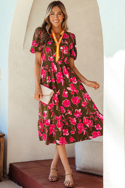 Vestido largo con estampado floral verde, ribete a rayas, cuello con abertura, mangas abullonadas cortas y dobladillo con volantes