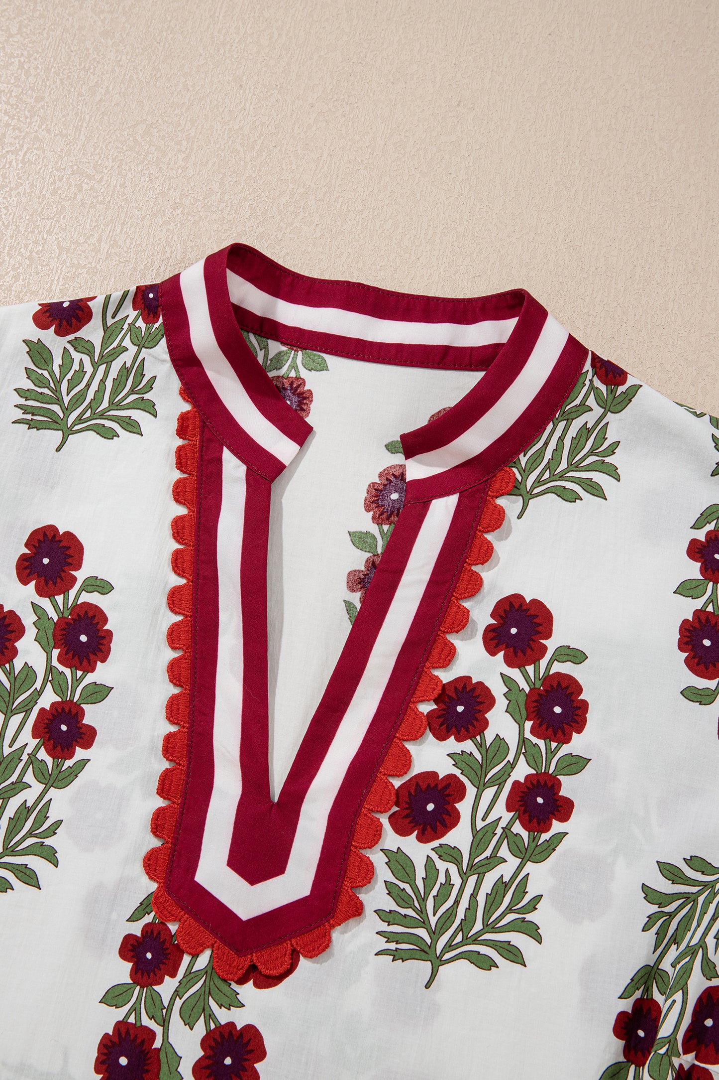 Blusa de Algodón Blanca Talla Grande con Estampado Floral, Ribete de Ricrac y Manga Corta