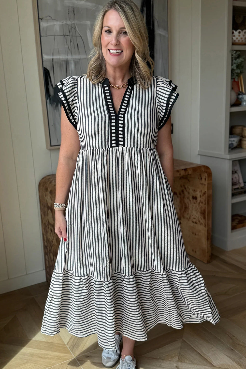 Vestido midi con cuello en V, manga corta con doble volante, ribete de contraste y rayas negras