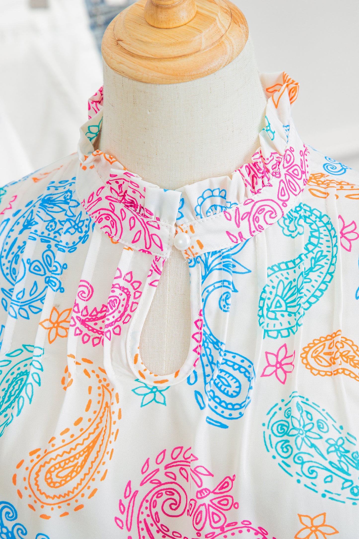 Blusa con estampado cachemira vibrante multicolor, ojales de botón y mangas abullonadas