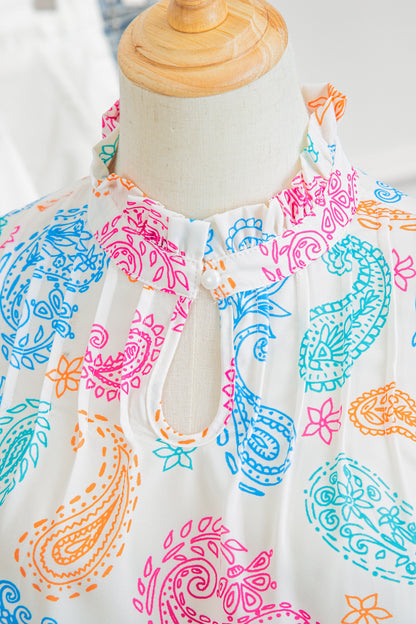 Blusa con estampado cachemira vibrante multicolor, ojales de botón y mangas abullonadas