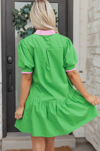 Minivestido con cuello dividido, manga corta abullonada, dobladillo con volantes y bloques de color verde brillante