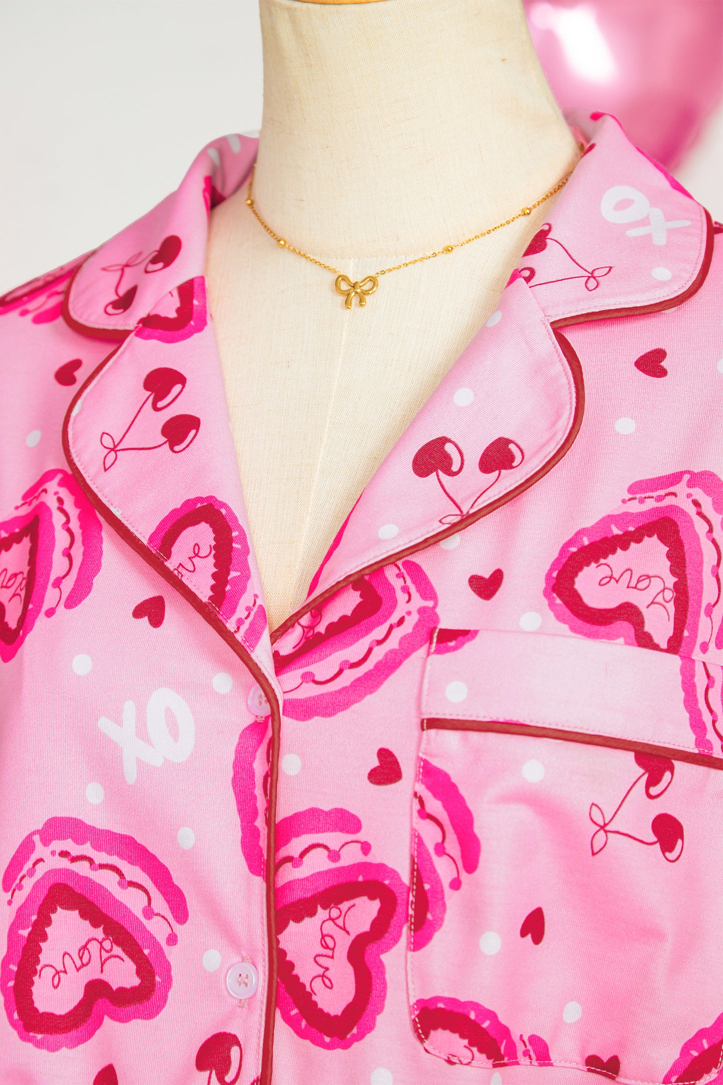 Pijama de 2 piezas de San Valentín con estampado de tarta de corazón rosa en contraste y volantes