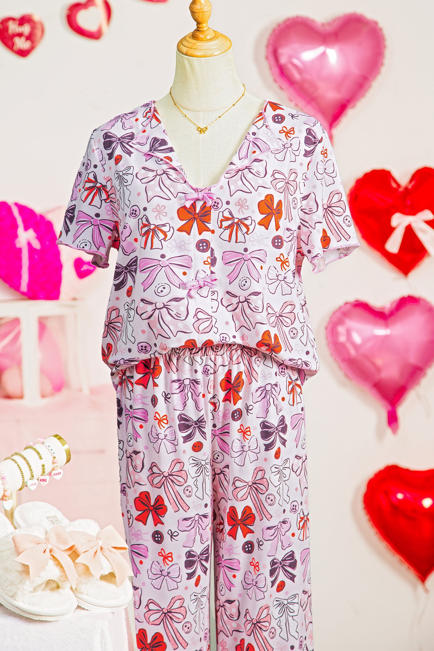Pijama de pantalón corto con botones, lazos diversos, estampado y ribete en contraste en color rosa