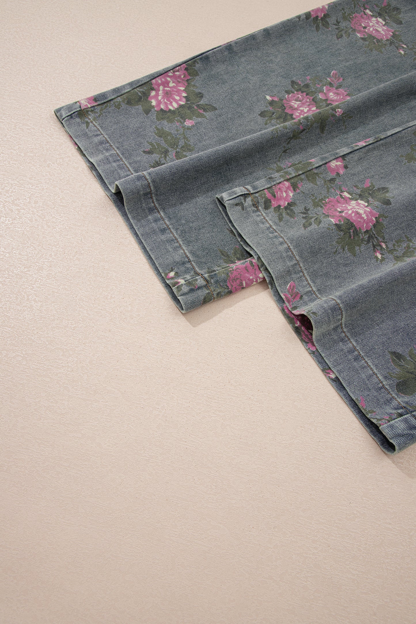 Mono vaquero de pierna ancha plisado de talle alto con estampado floral gris Beau