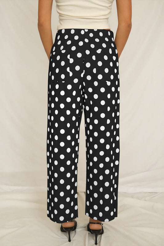 Pantalones de pernera recta de tiro medio con bolsillos de parche y estampado de lunares negros