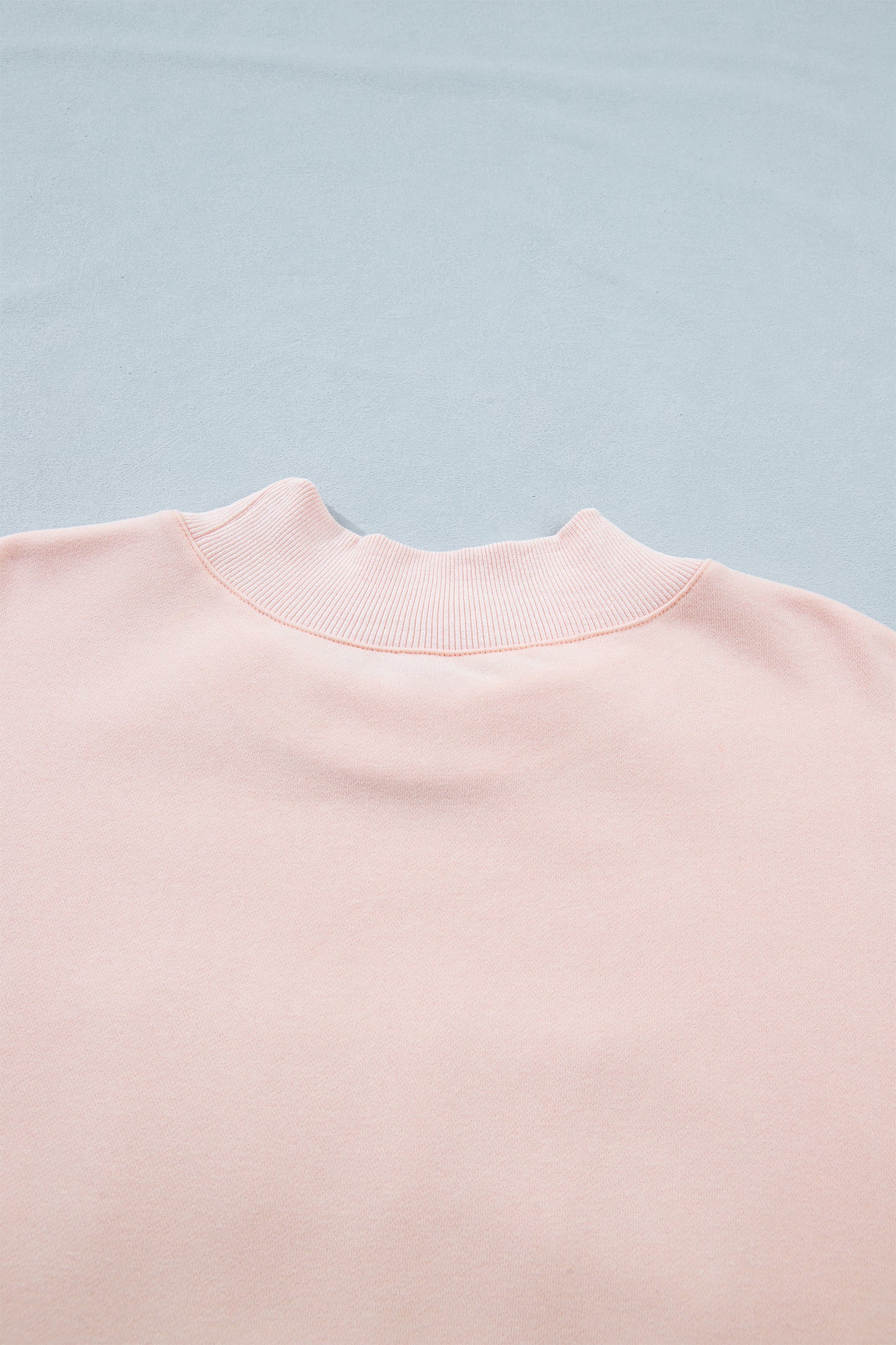 Sudadera de cuello alto talla grande con diseño gráfico de parche con ribete bordado "BLESSED" en rosa claro