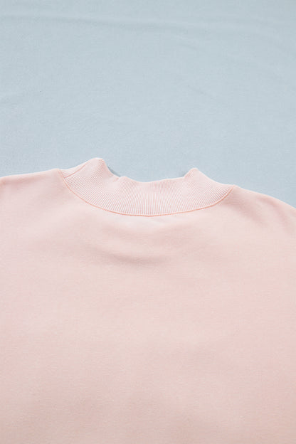 Sudadera de cuello alto talla grande con diseño gráfico de parche con ribete bordado "BLESSED" en rosa claro