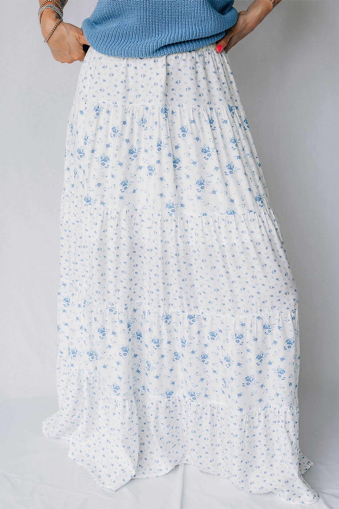 Falda larga bohemia de cintura alta azul cielo con estampado floral pequeño