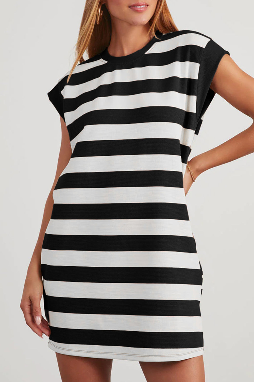 Vestido camiseta informal de manga corta con raya negra