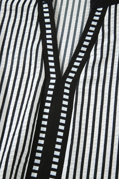 Vestido Maxi Negro Tallas Grandes con Abertura en V, Volantes y Mangas de Capas