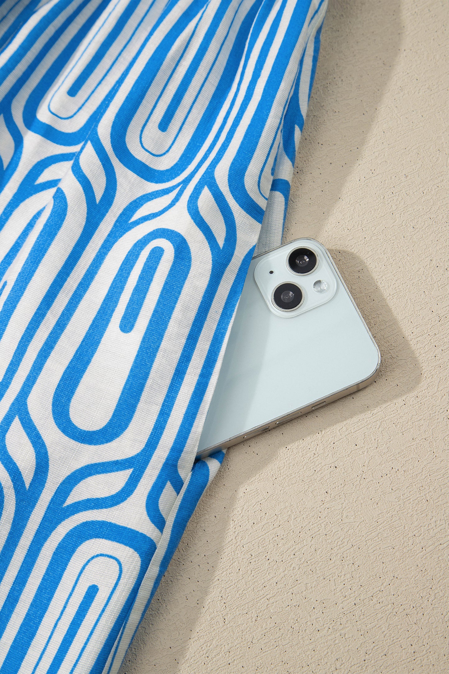 Vestido largo con estampado geométrico de talla grande en azul cielo con ribete en contraste y cuello en V de manga pulsera