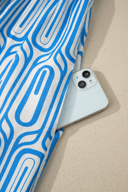 Vestido largo con estampado geométrico de talla grande en azul cielo con ribete en contraste y cuello en V de manga pulsera