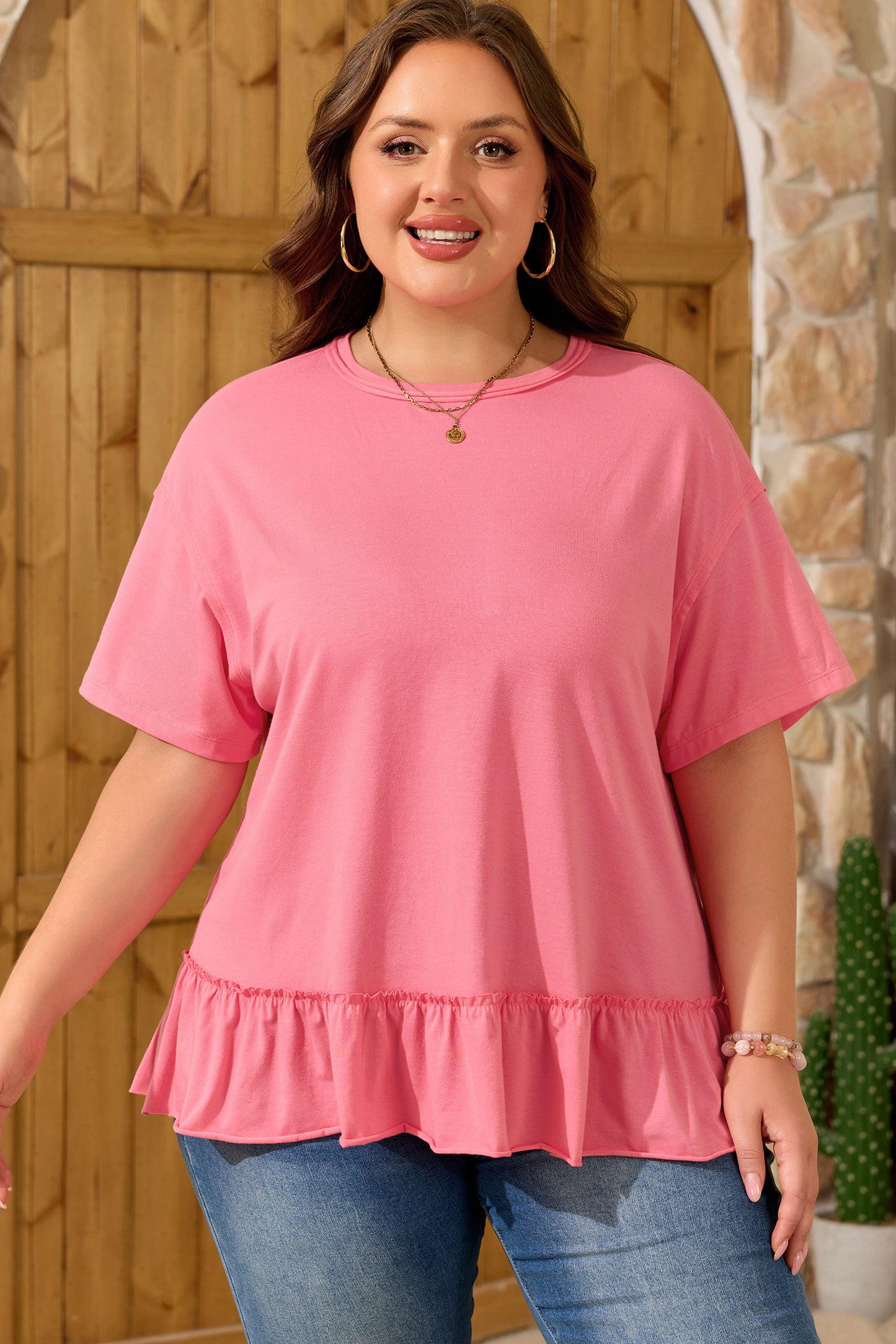 Camiseta talla grande color melocotón sólido con costura sin rematar y bajo con volantes