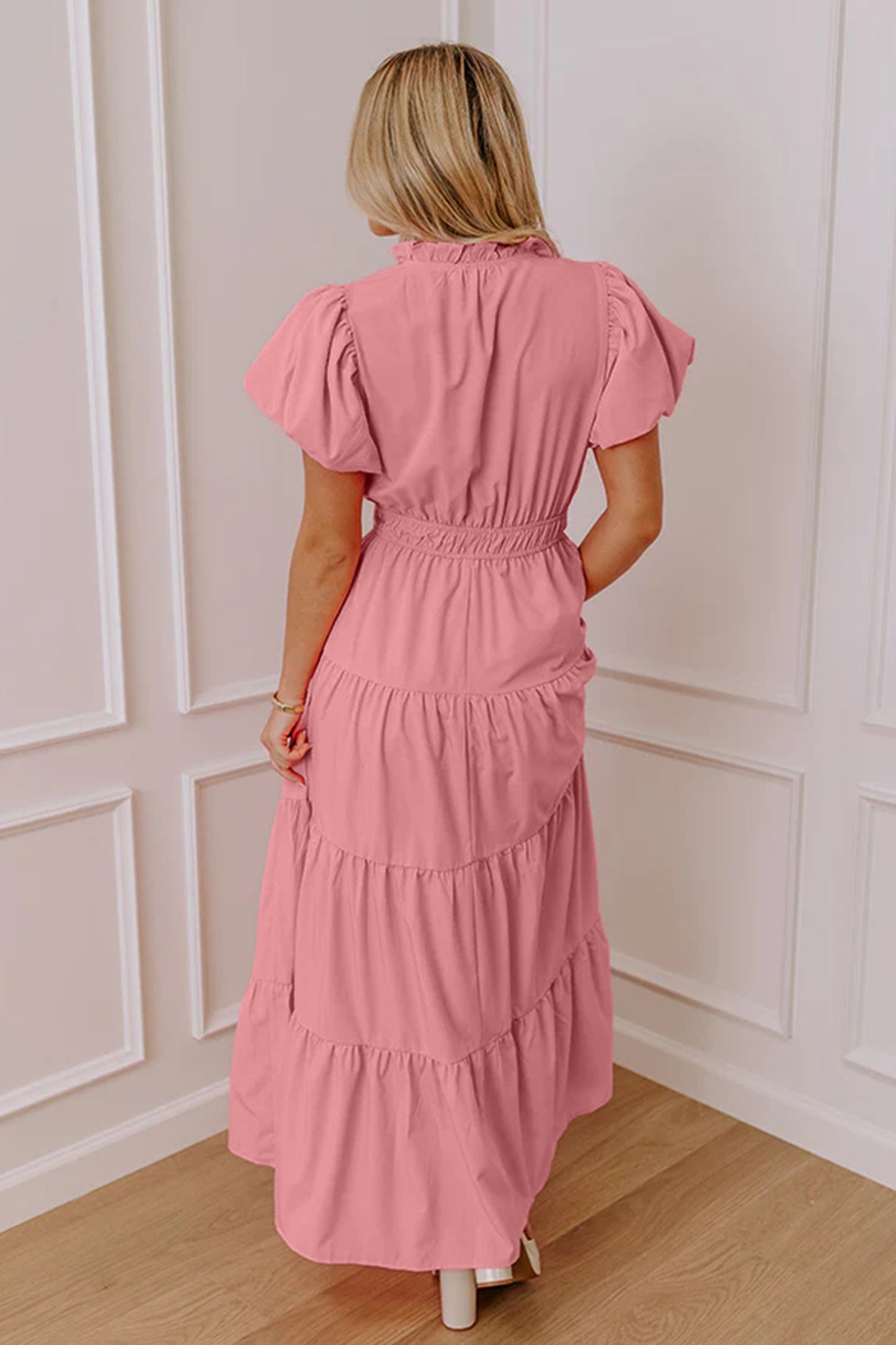 Vestido largo maxi rosa pálido de color liso, escote en V, manga corta abullonada y cintura alta con volantes.
