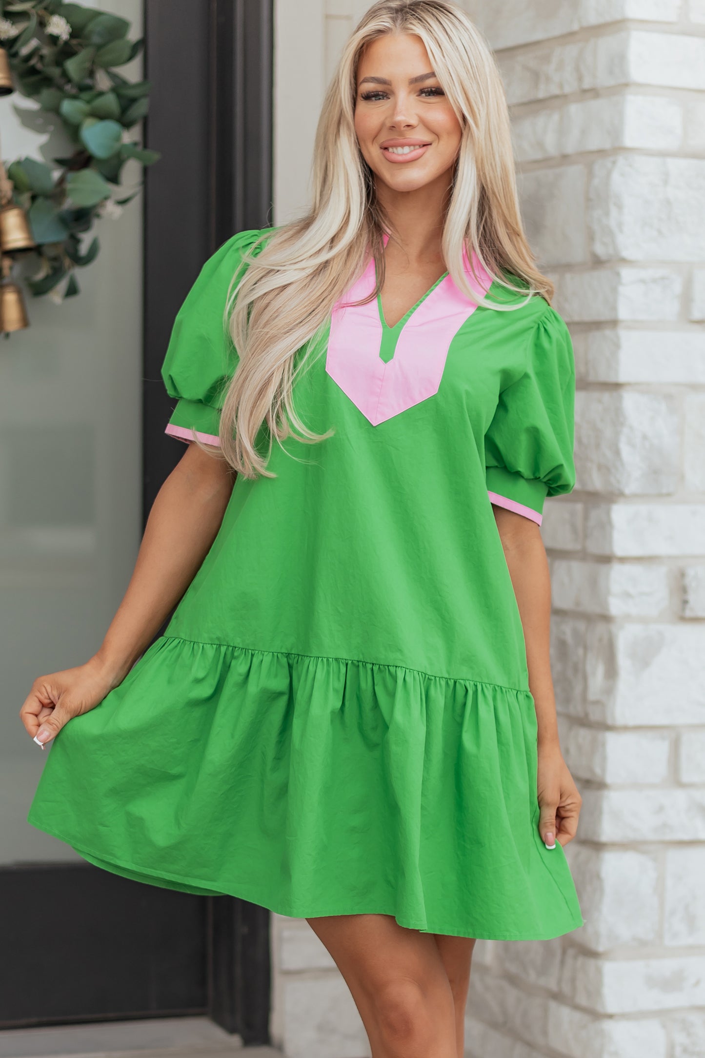 Minivestido con cuello dividido, manga corta abullonada, dobladillo con volantes y bloques de color verde brillante