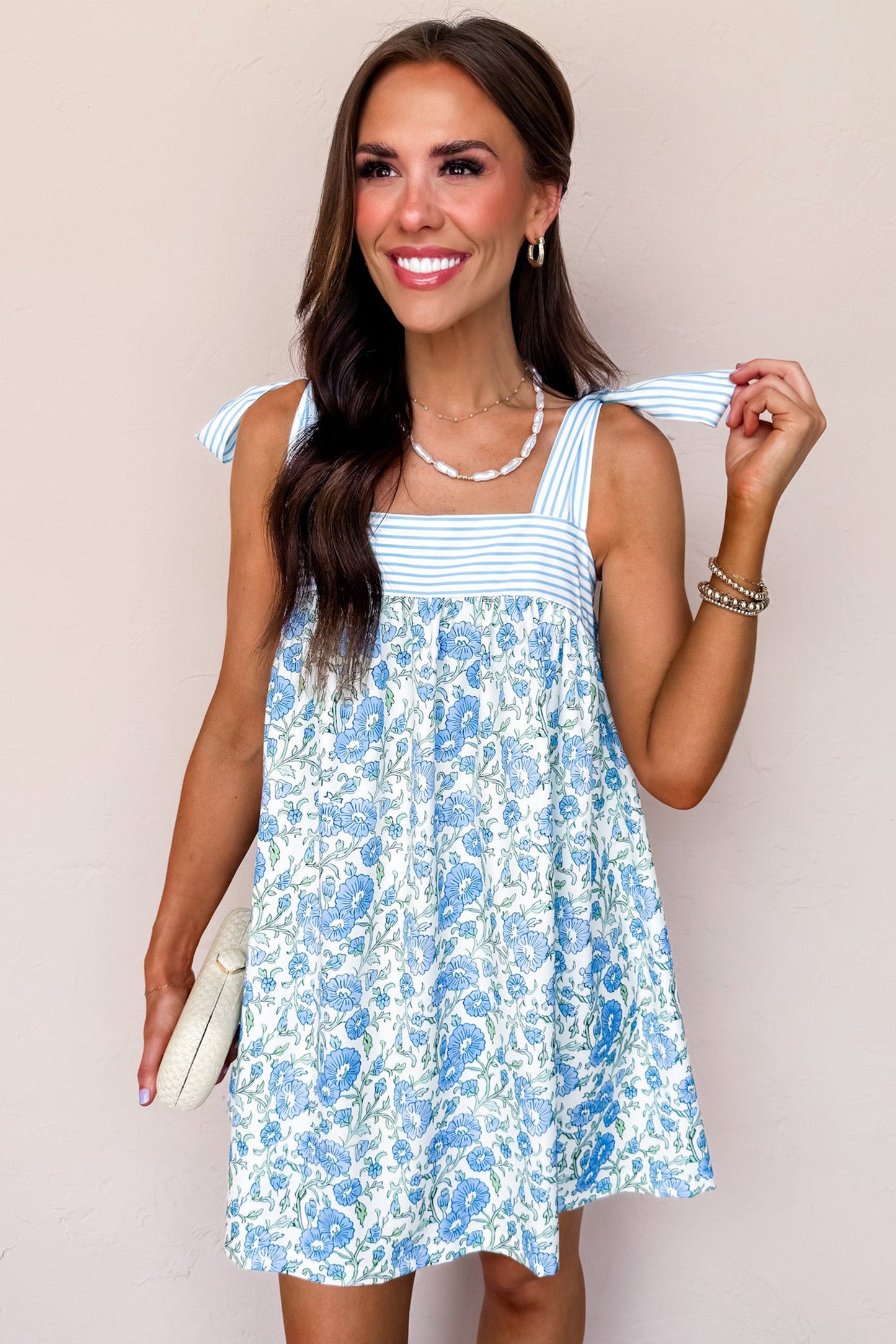 Vestido mini de lazo con tirantes, estampado floral azul cielo y retazos a rayas
