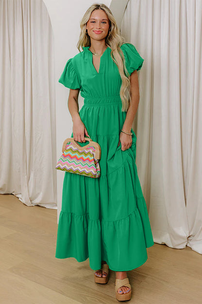 Vestido maxi escalonado verde brillante de color sólido, cuello en V, manga corta abullonada y cintura alta