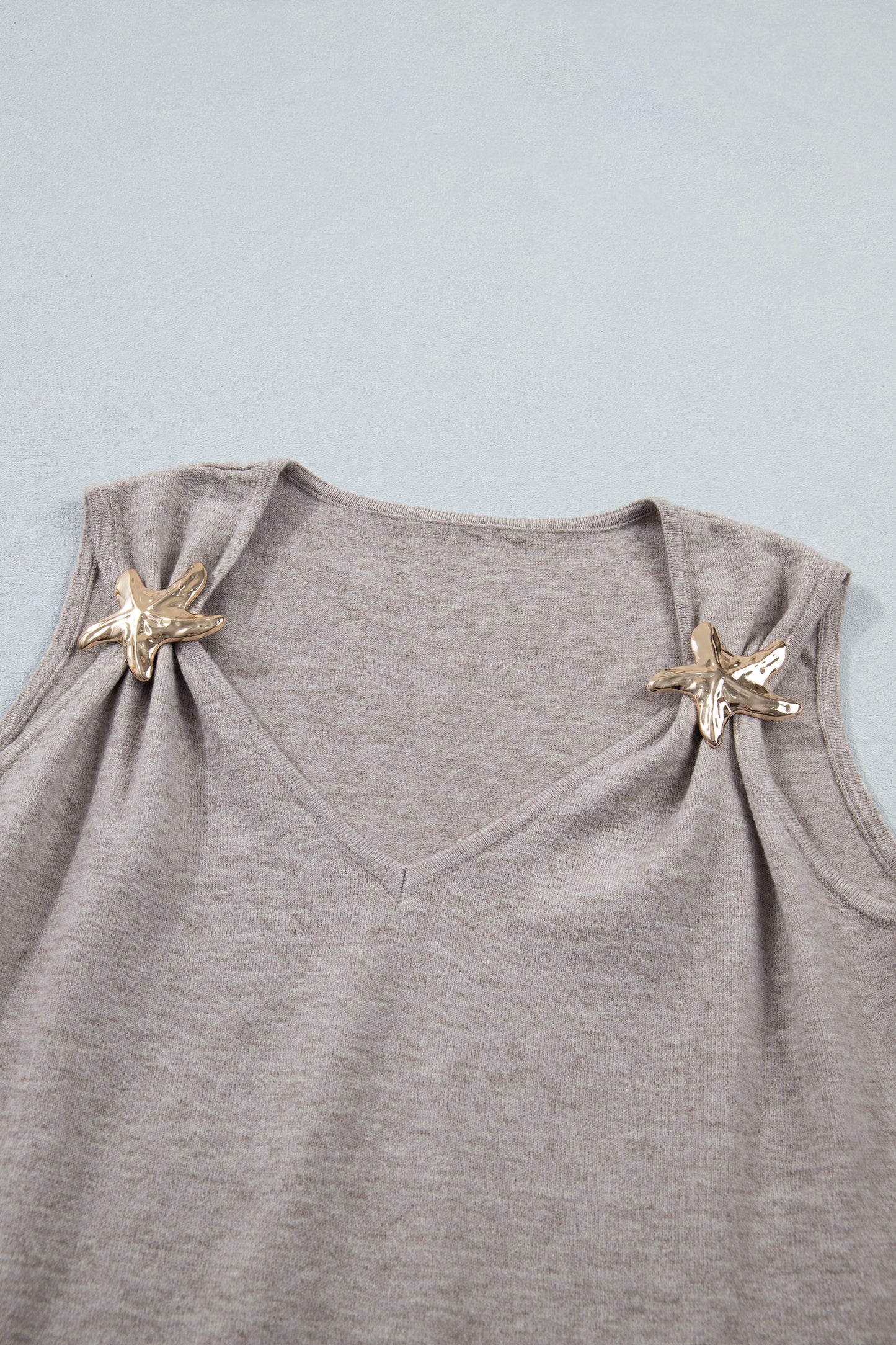 Camiseta de tirantes de punto con detalle de estrella metálica y cuello de pico Gray Morn