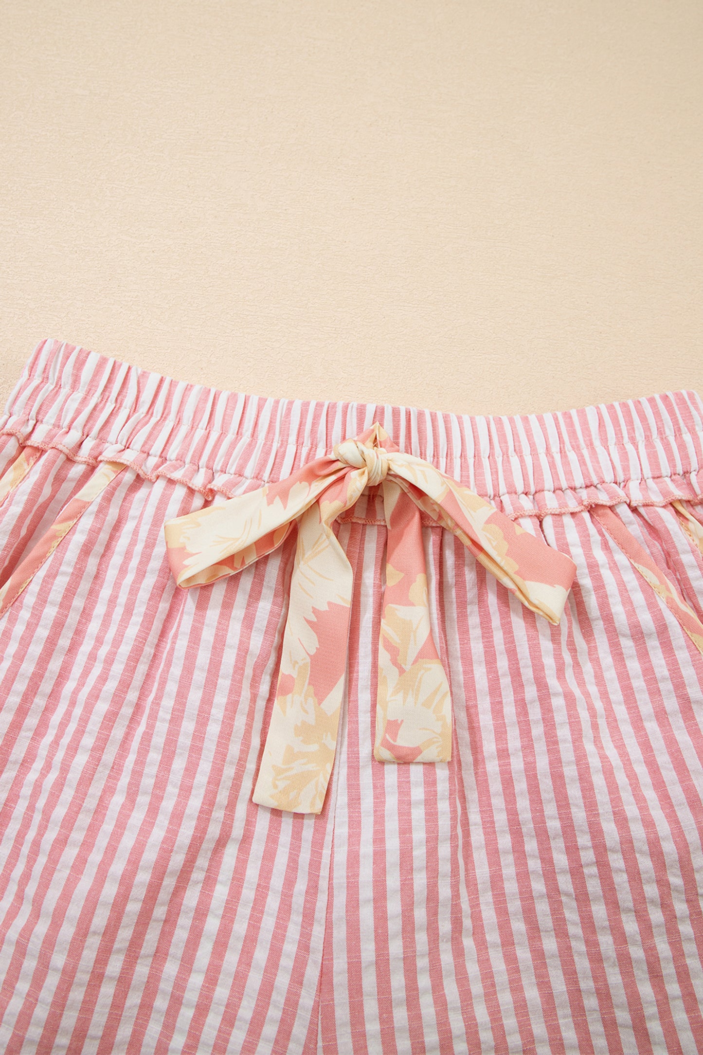Pantalones cortos casuales de rayas con nudo y ribete floral rosa claro