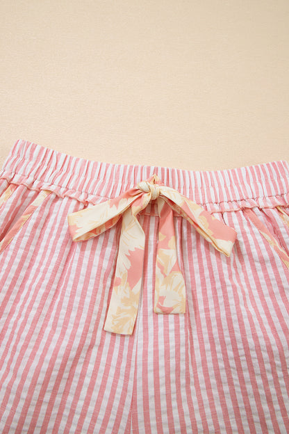 Pantalones cortos casuales de rayas con nudo y ribete floral rosa claro