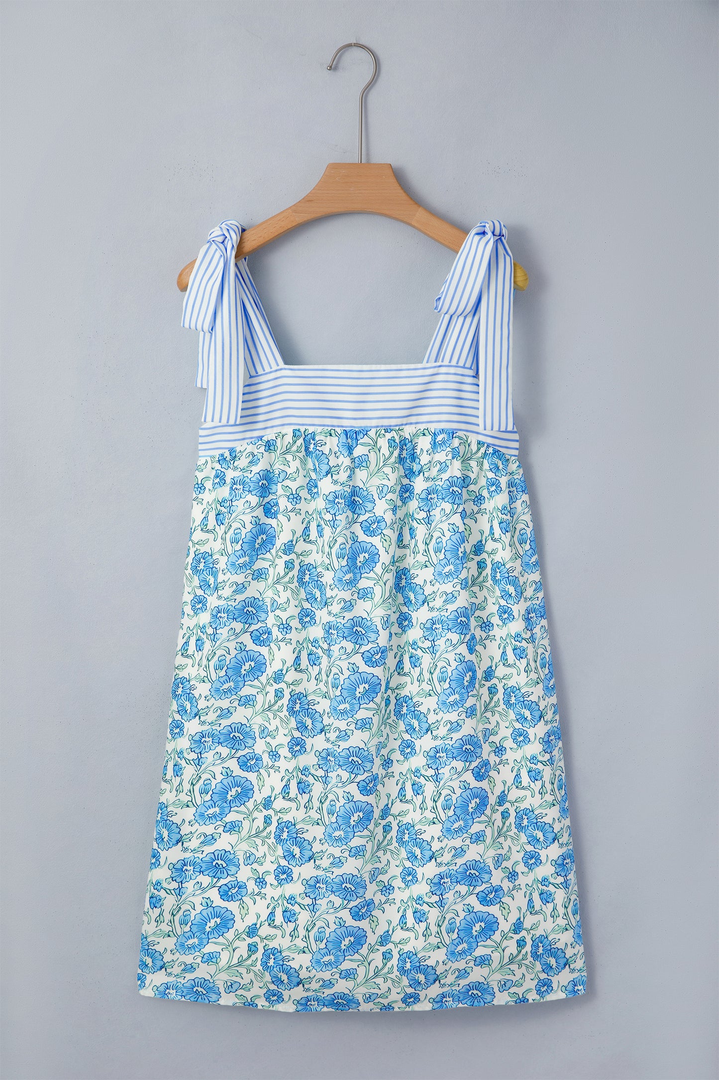 Vestido mini de lazo con tirantes, estampado floral azul cielo y retazos a rayas