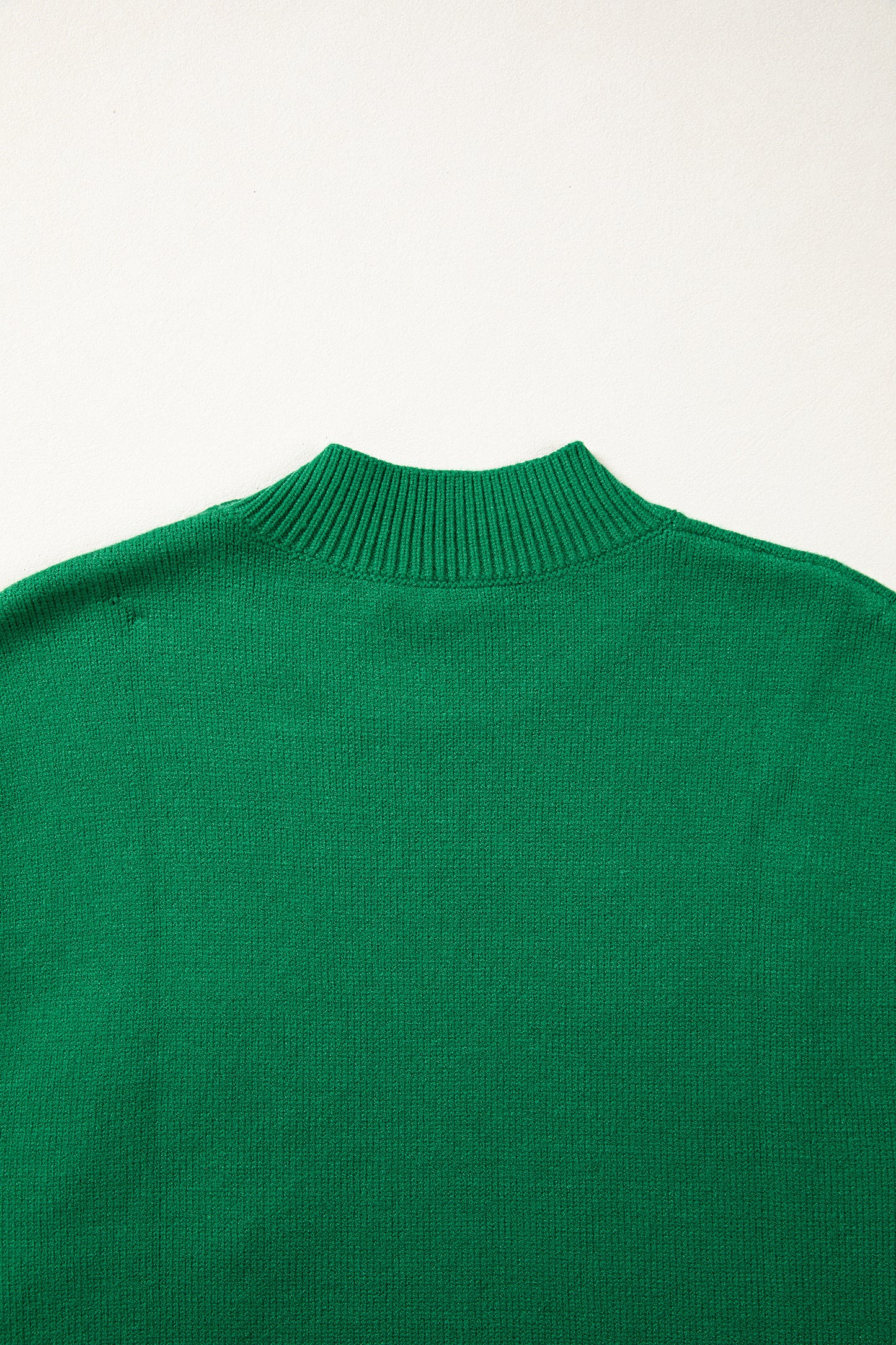Suéter de manga corta con cuello simulado, ribete acanalado y herraduras con cordones en verde brillante