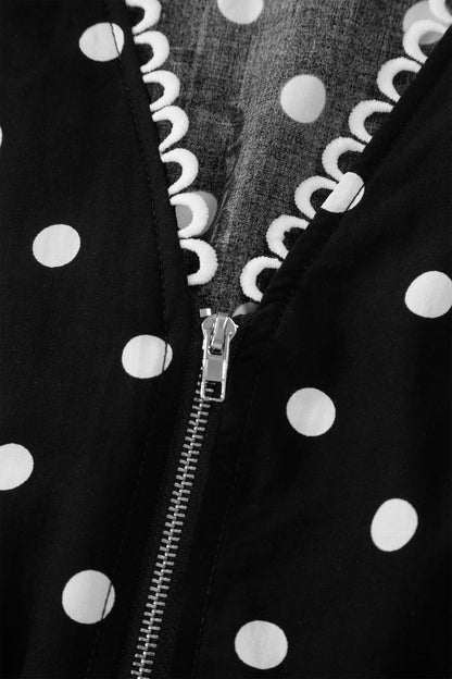 Vestido sin mangas con cremallera, cuello en V, ribete en contraste y estampado de lunares negros