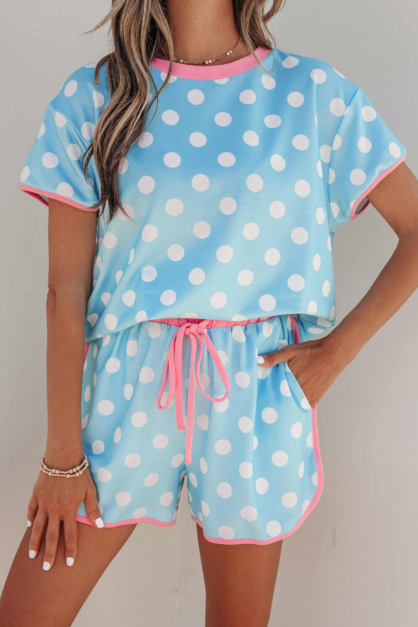 Conjunto casual corto azul cielo con lunares y borde en contraste