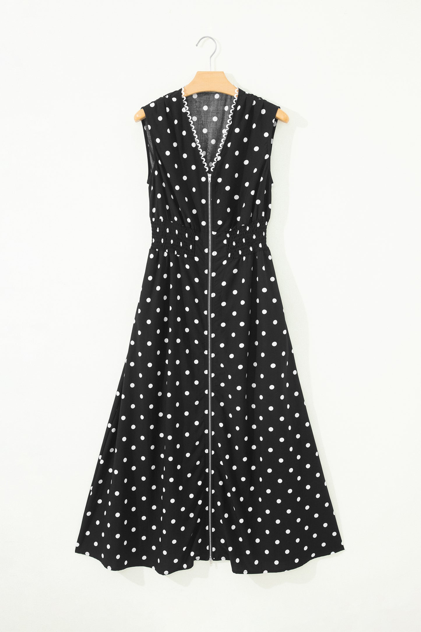 Vestido sin mangas con cremallera, cuello en V, ribete en contraste y estampado de lunares negros