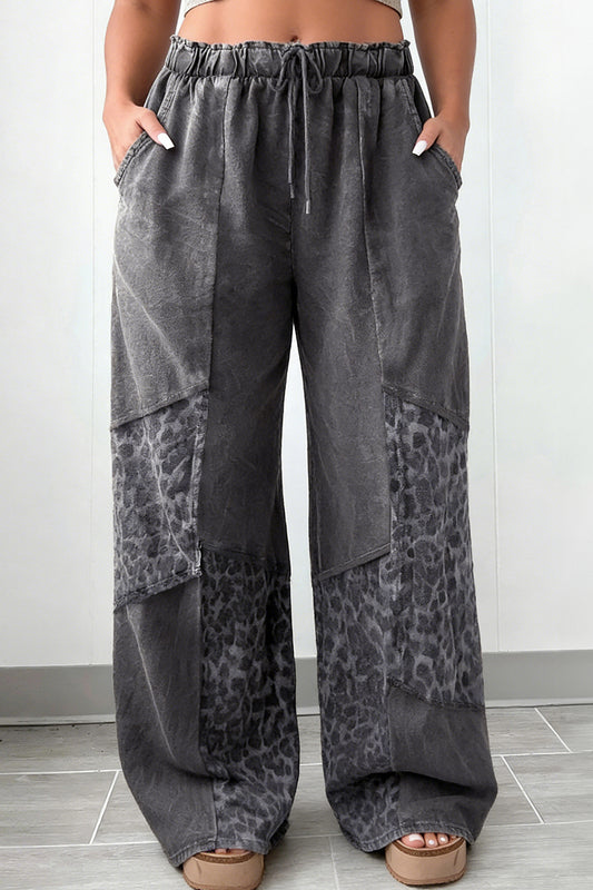 Pantalones de pernera ancha con estampado de leopardo y lavado mineral en gris oscuro de talla grande