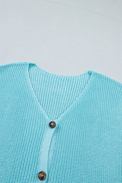 Chaleco de punto en color azul niebla con cuello de pico y botones delanteros