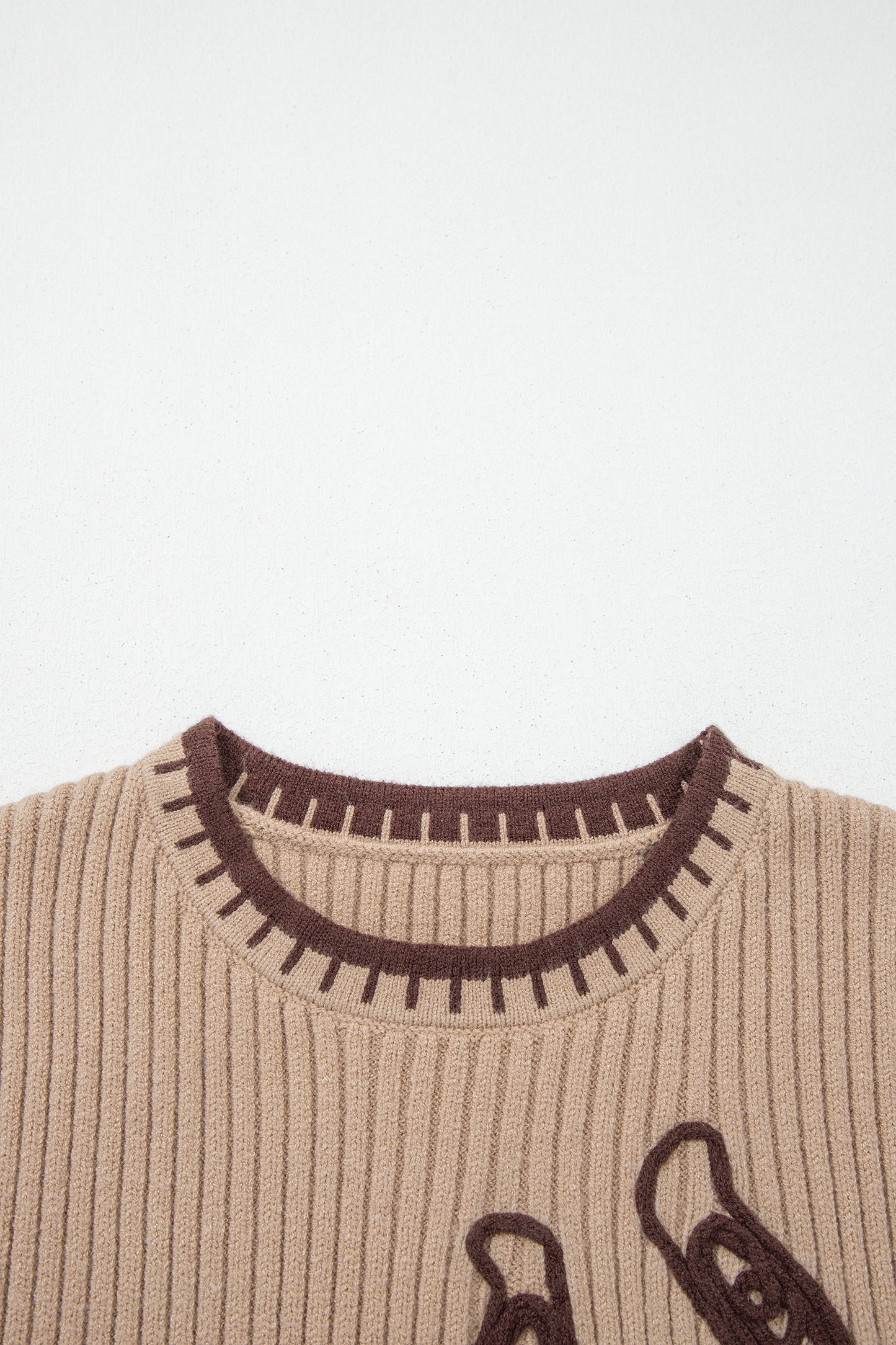 Chaleco de punto acanalado beige francés claro con cuello redondo y ribetes en contraste.