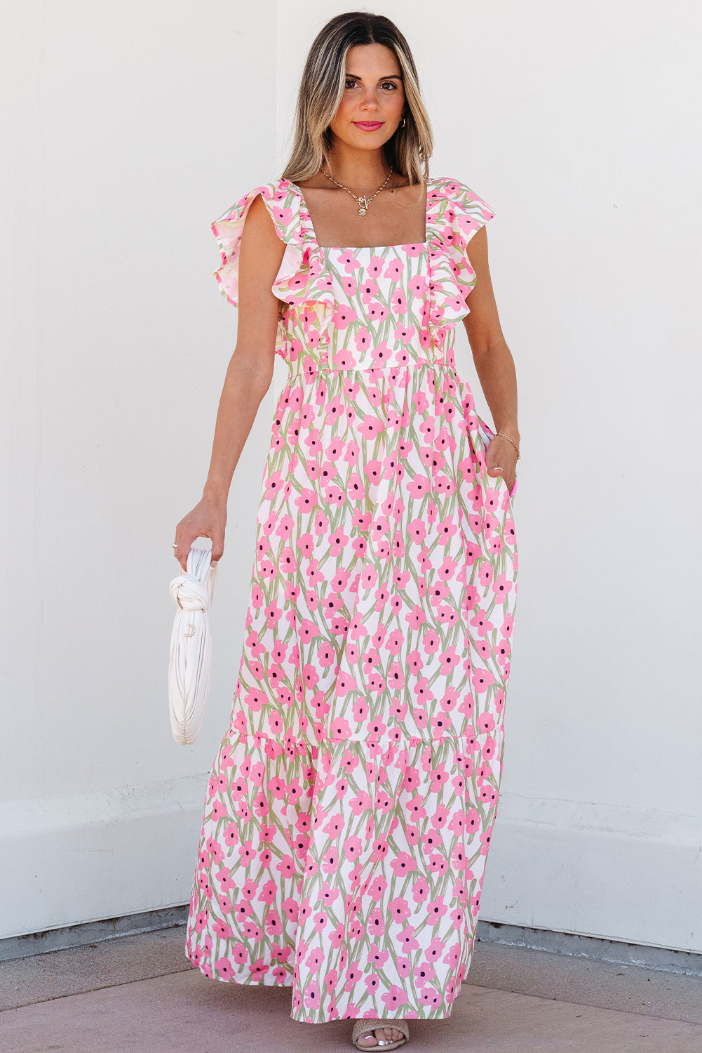 Vestido largo con estampado floral rosa, escote cuadrado y tirantes con volantes