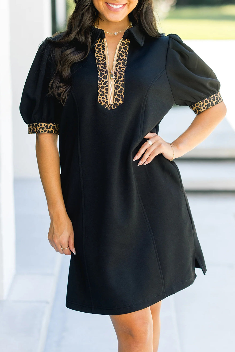 Vestido Mini Acampanado de Manga Corta Abullonada con Cuello de Cremallera y Retales de Leopardo Negro