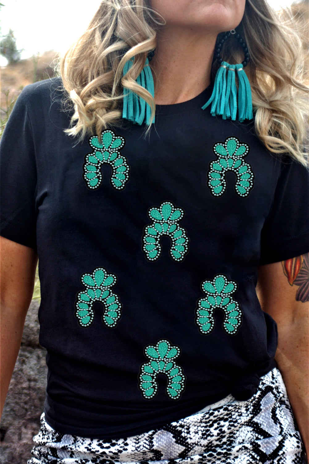 Camiseta negra con lentejuelas y parches, diseño turquesa del Oeste