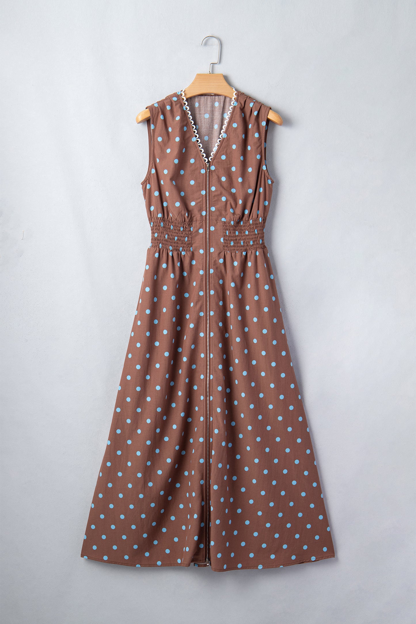 Vestido sin mangas con cremallera, cuello en V, estampado de lunares marrones y ribete en contraste