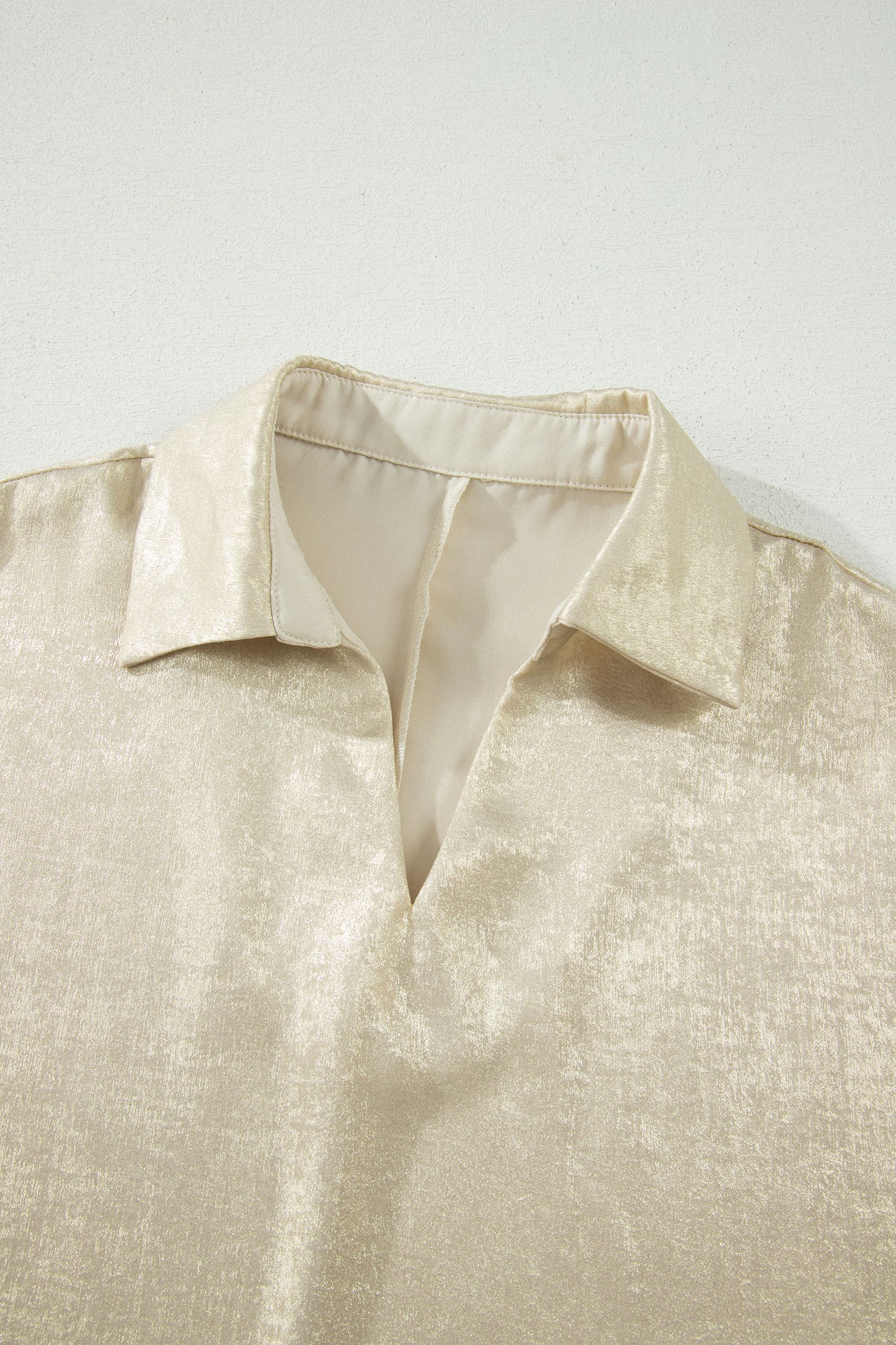 Top metálico beige de cuello y escote en V con media manga