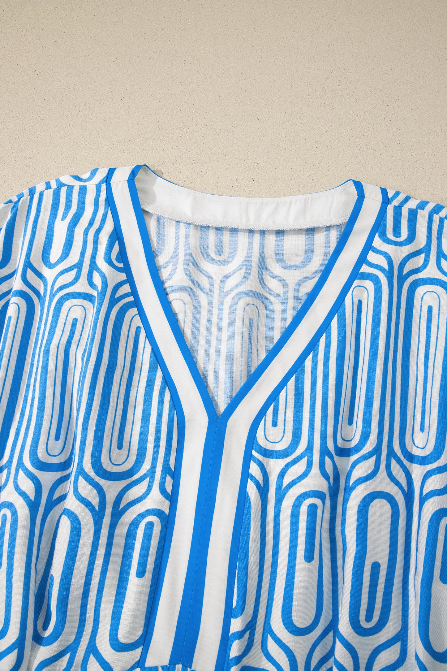 Vestido largo con estampado geométrico de talla grande en azul cielo con ribete en contraste y cuello en V de manga pulsera